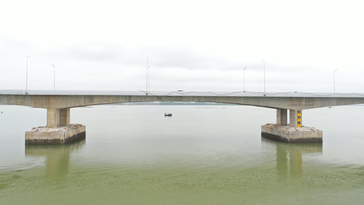 Hiện tại, đoạn tuyến Vân Đồn - Tiên Yên dài hơn 16km đã cơ bản hoàn thành, còn một số hạng mục như thảm nhựa, sơn vạch kẻ đường, lắp đặt hệ thống biển báo... đang được gấp rút triển khai.