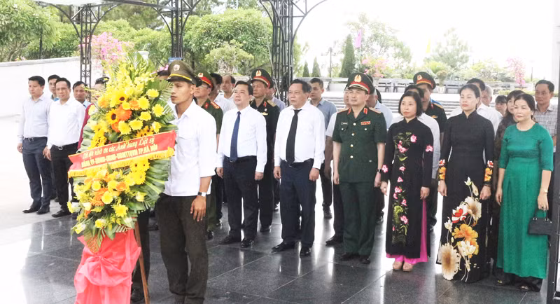 Lanh dao TP Ha Noi dang huong Anh hung liet si tai Quang Tri