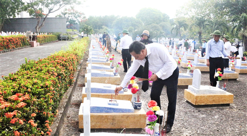 Lanh dao TP Ha Noi dang huong Anh hung liet si tai Quang Tri-Hinh-2