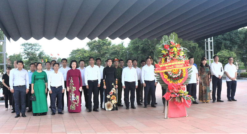 Lanh dao TP Ha Noi dang huong Anh hung liet si tai Quang Tri-Hinh-5