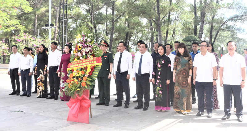 Lanh dao TP Ha Noi dang huong Anh hung liet si tai Quang Tri-Hinh-9