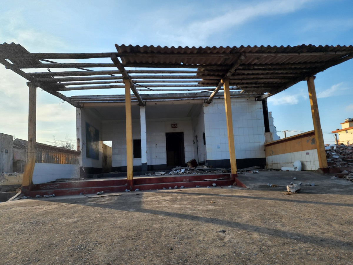 Những công trình nằm siêu vẹo, đổ nát có thể gây nguy cơ tai nạn nếu gặp thời tiết xấu.