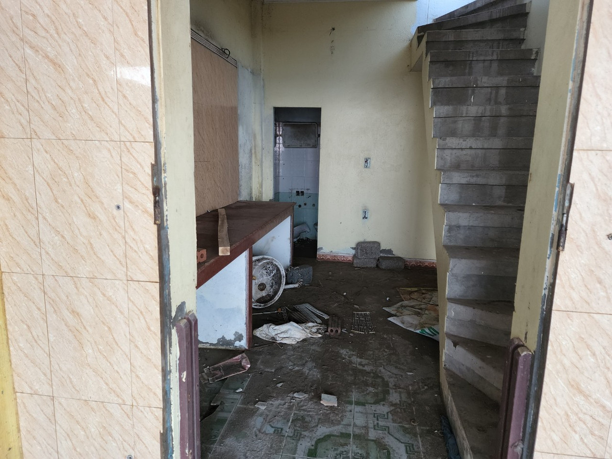 Mùi ẩm mốc, không gian u ám bao trùm các căn phòng.