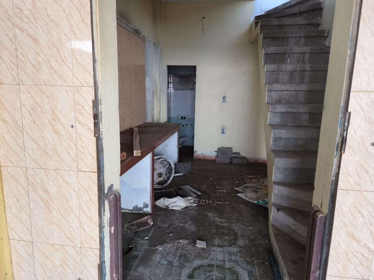 Mùi ẩm mốc, không gian u ám bao trùm các căn phòng.