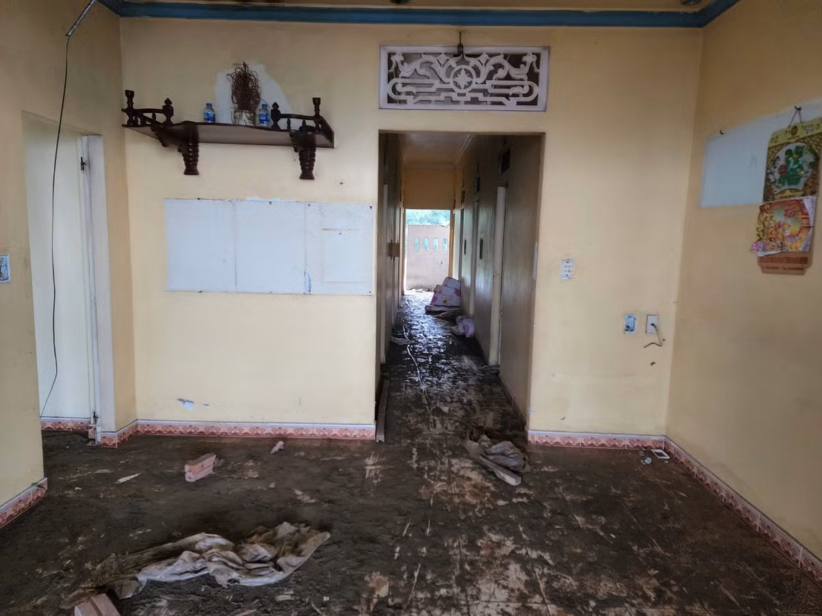 Bên trong các ki ốt, điểm mại dâm trước đây bị nhuốm dày cát biển xâm lấn.