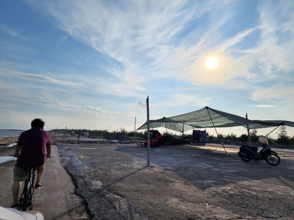 Ở một khu đất trống, người dân địa phương tranh thủ làm bãi trông giữ xe cho người dân xuống tắm biển.