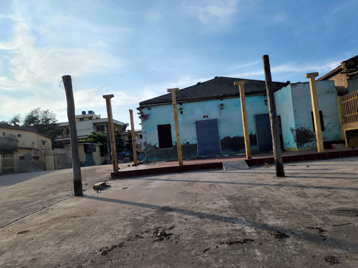 Những người tìm đến khu du lịch Quất Lâm cũng không tránh khỏi cảm giác "rợn người" khi cảnh tan hoang bao trùm một tuyến đường ven biển.