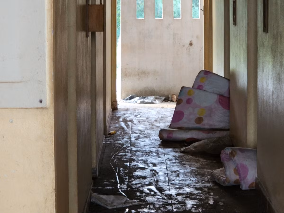 Đệm, gối, giường chiếu bị vứt la liệt dưới các lối đi mà không được thu gom, dọn dẹp.