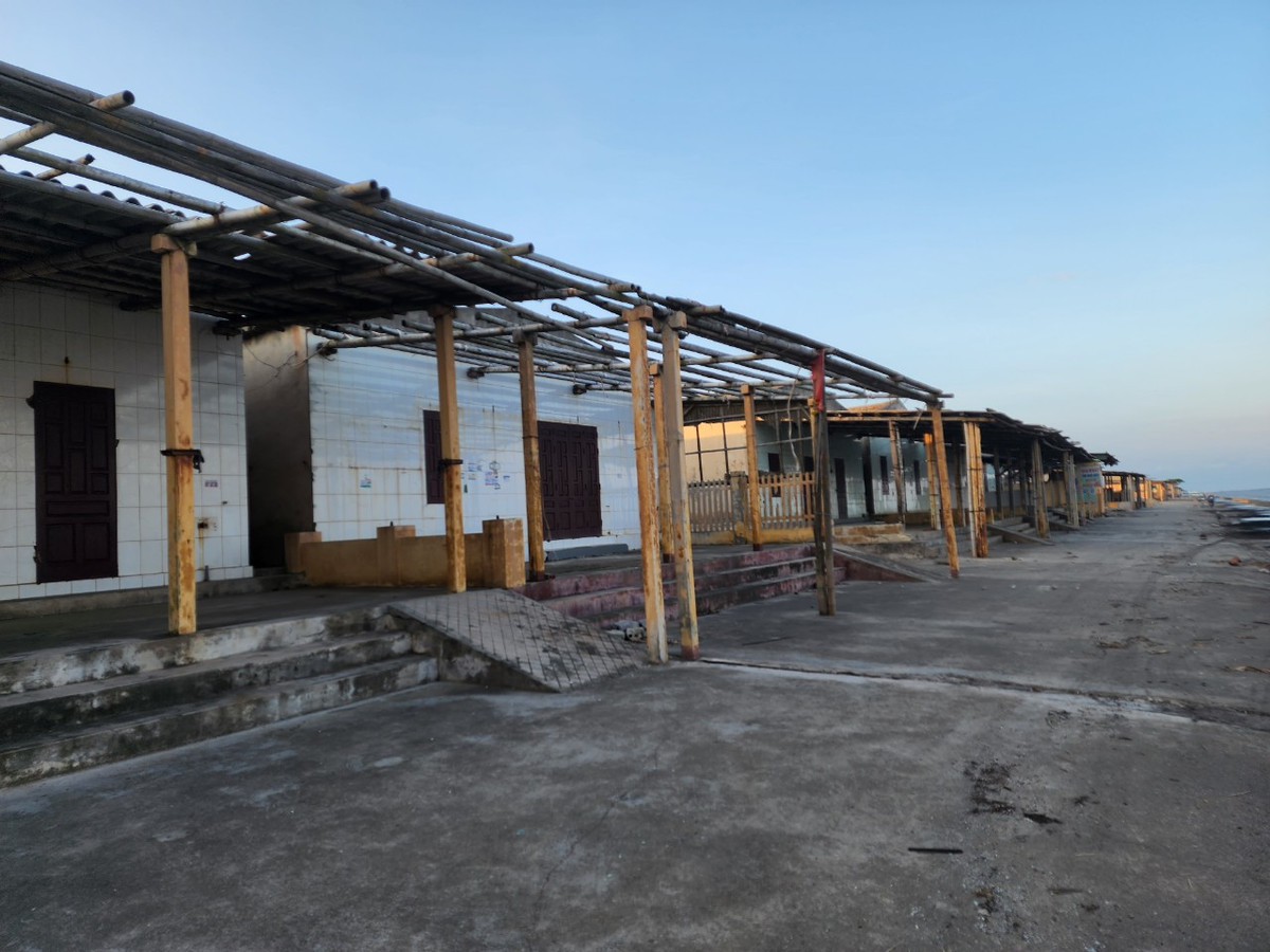 Toàn bộ các điểm dịch vụ mại dâm nằm ngay sát bờ biển bị "khai tử". Hiện không còn bất cứ dịch vụ kinh doanh ăn uống, nghỉ mát, mại dâm. Thay vào đó là cảnh hoang tàn, nhếch nhác.