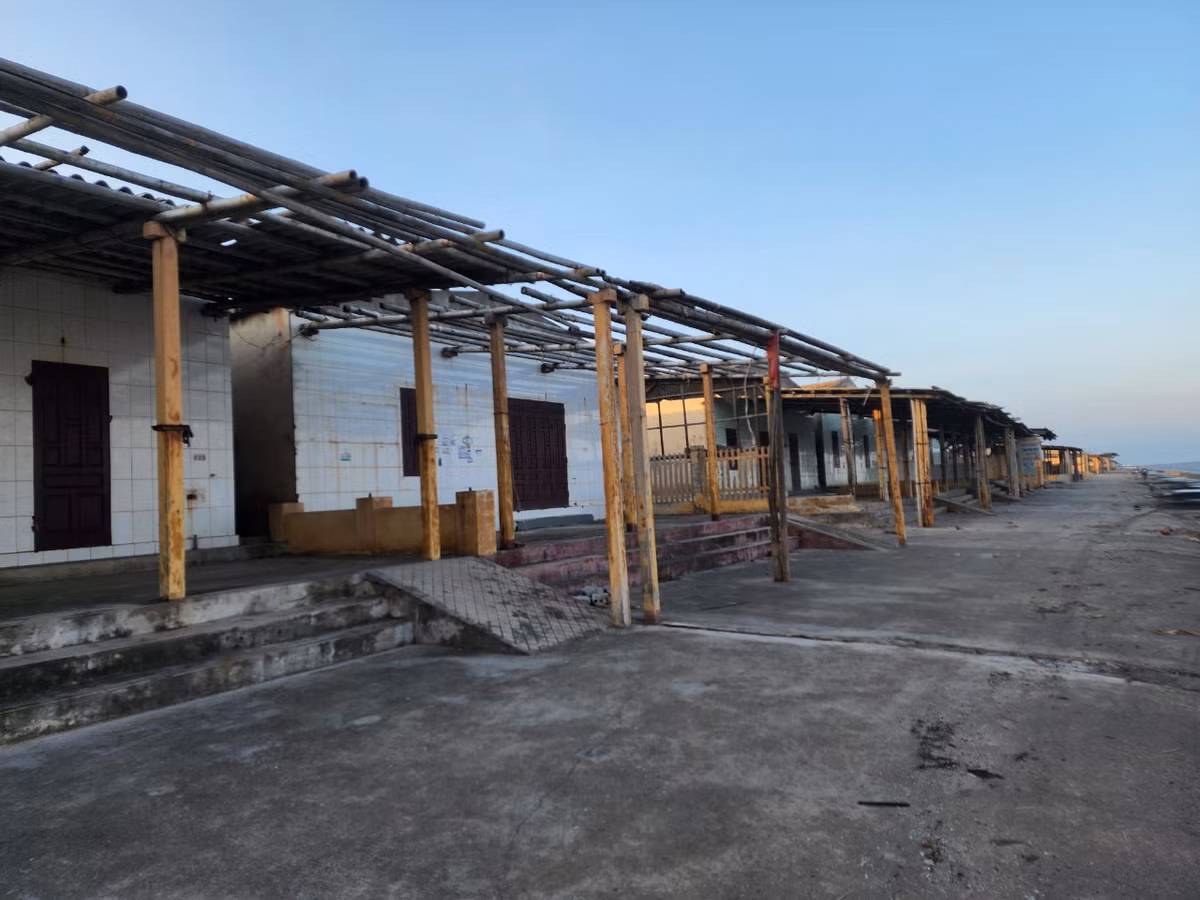 Toàn bộ các điểm dịch vụ mại dâm nằm ngay sát bờ biển bị "khai tử". Hiện không còn bất cứ dịch vụ kinh doanh ăn uống, nghỉ mát, mại dâm. Thay vào đó là cảnh hoang tàn, nhếch nhác.