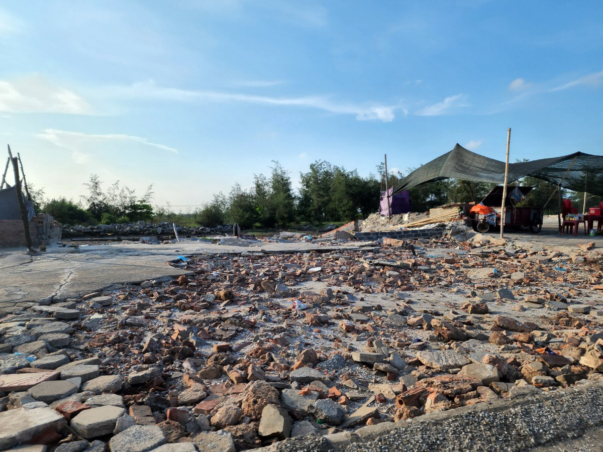 Dù vậy, bãi gửi xe cũng không tránh khỏi cảnh tan hoang, vỉa hè bị cày sới sau khi "miếng bánh" mại dâm tại đây bị xóa bỏ hoàn toàn.