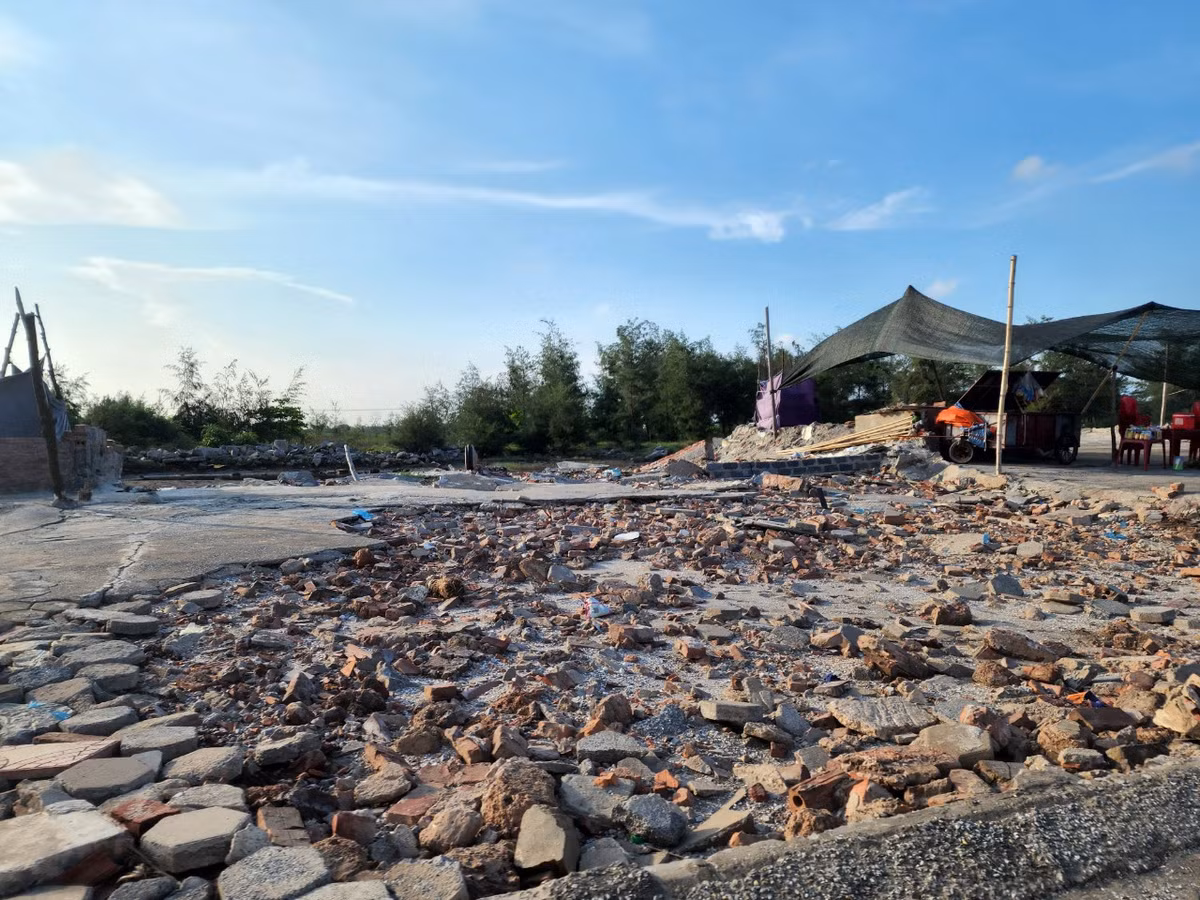 Dù vậy, bãi gửi xe cũng không tránh khỏi cảnh tan hoang, vỉa hè bị cày sới sau khi "miếng bánh" mại dâm tại đây bị xóa bỏ hoàn toàn.