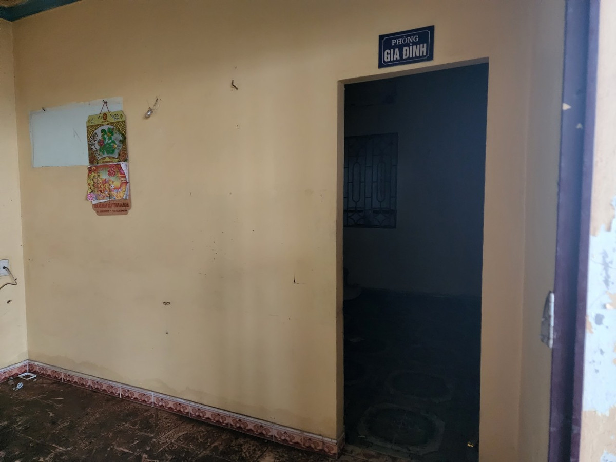 Các căn phòng từng đông người ra vào nay đã bị bỏ rơi.