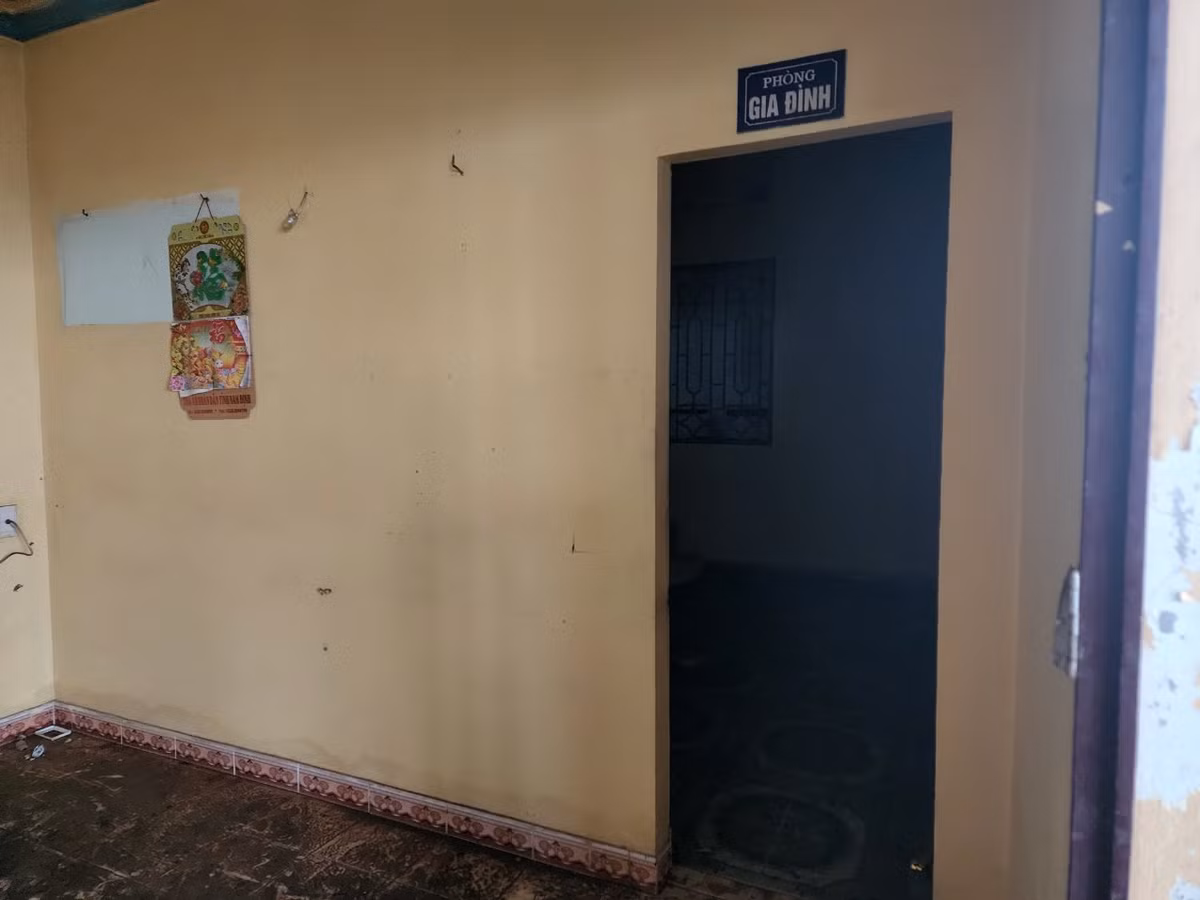 Các căn phòng từng đông người ra vào nay đã bị bỏ rơi.