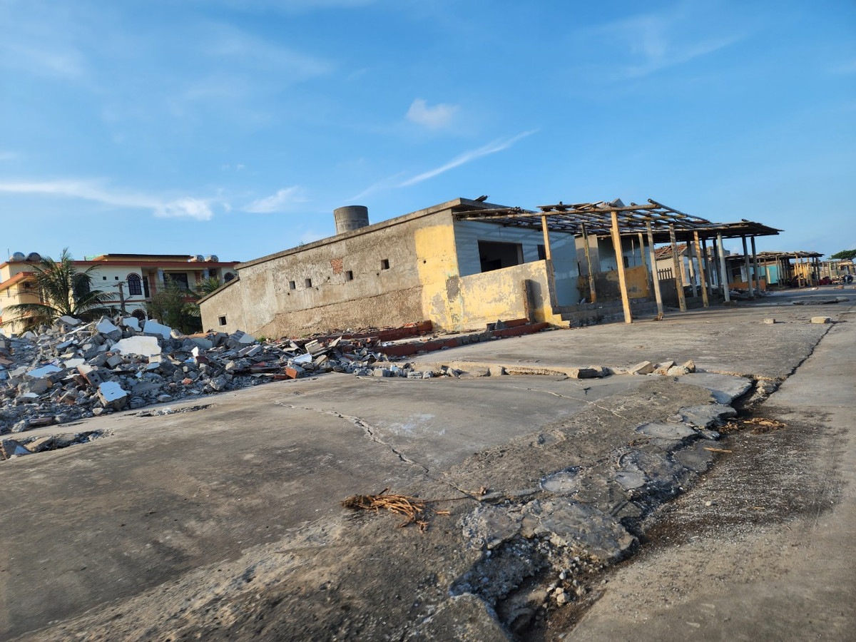 Tuyến đường bê tông chạy sát bờ bè biển Quất Lâm cũng đã xuống cấp, nứt nẻ.