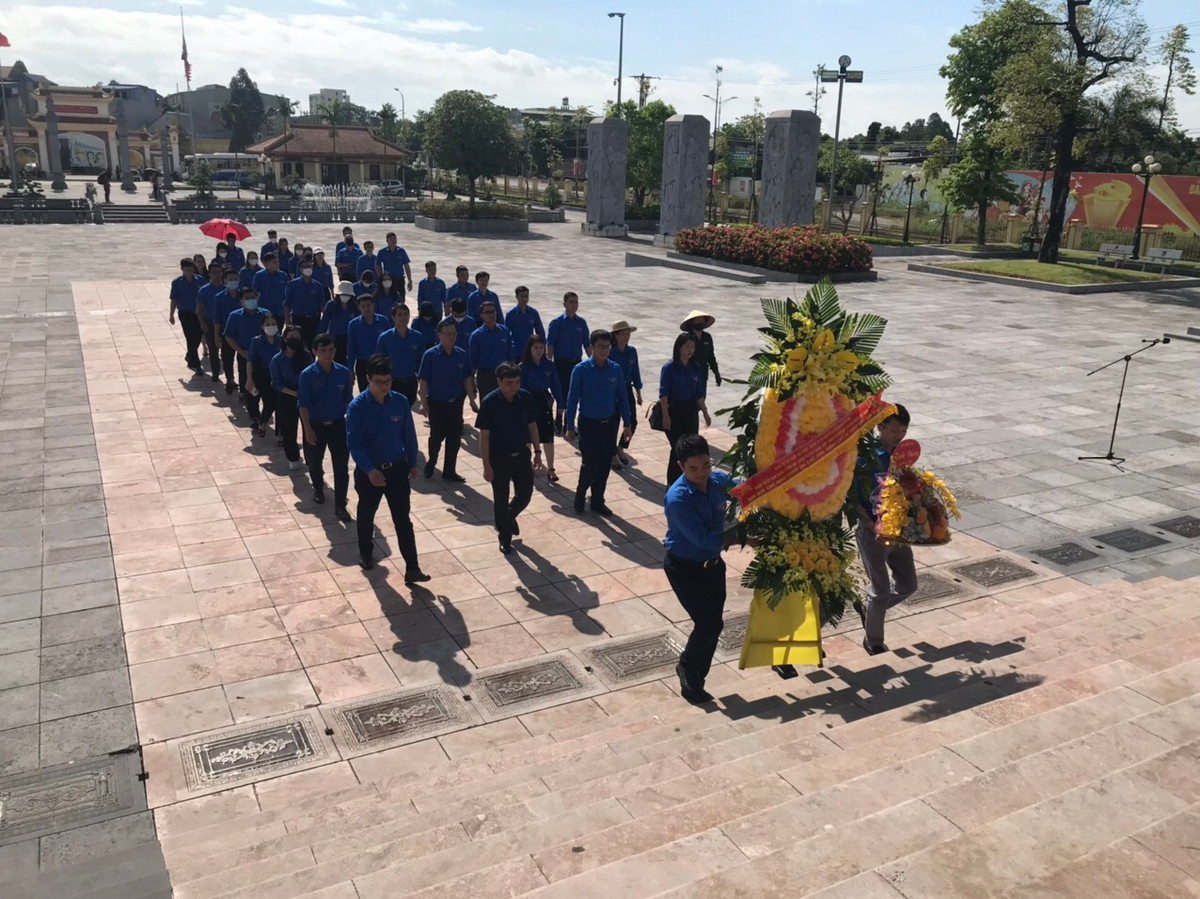 Thanh nien VUSTA tri an, tuong nho thuong binh liet si tai Thai Nguyen