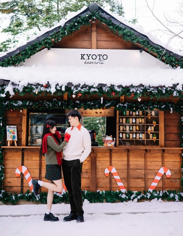 Me man voi khong gian ngap tuyet o Da Lat dip Giang sinh