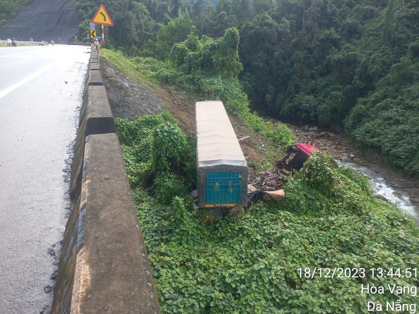 Xe đầu kéo đâm toạc hộ lan mềm trên tuyến La Sơn - Hòa Liên, lao xuống vực Xe dau keo dam toac ho lan mem tren tuyen La Son - Hoa Lien, lao xuong vuc