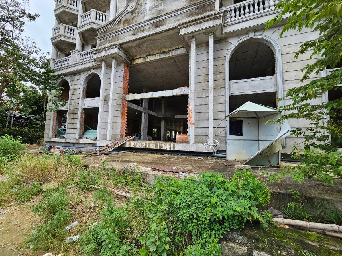 Thế nhưng khi chưa hoàn thiện phần thô, công trình đã tạm dừng thi công trong một thời gian dài và bỏ hoang cho đến nay.