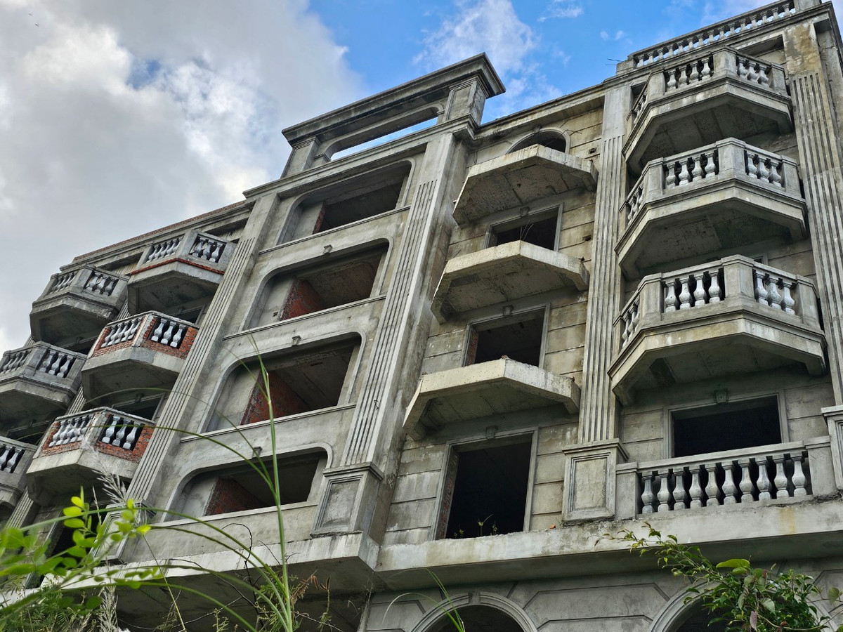 Mặt tiền tòa nhà đã đổi màu theo thời gian.