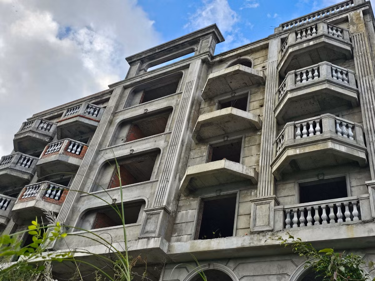 Mặt tiền tòa nhà đã đổi màu theo thời gian.