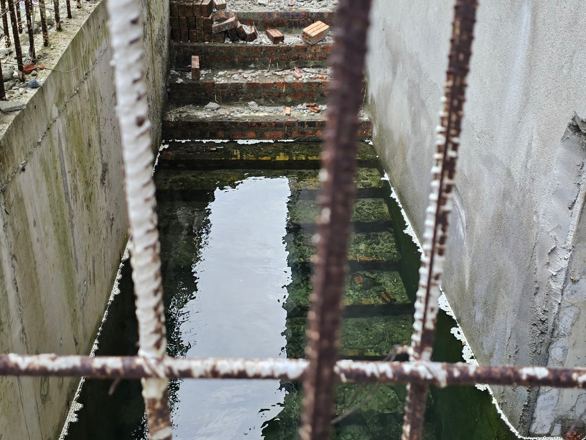 Gió mưa đã làm cho công trình thêm phần hoang phế.