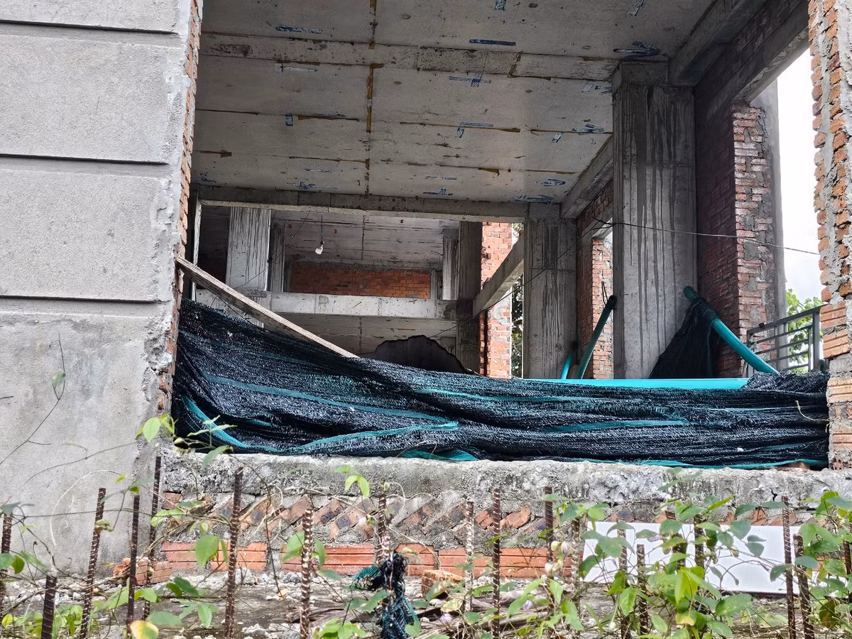 Bên trong dự án hoang phế với ngổn ngang vật liệu thi công.