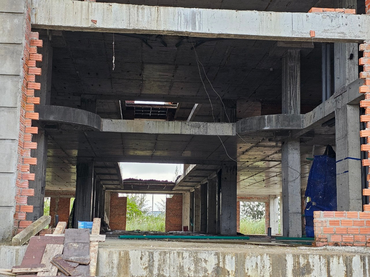 Người dân sống gần khu vực này cho biết, lâu nay chủ đầu tư công trình cũng không thấy lui tới.