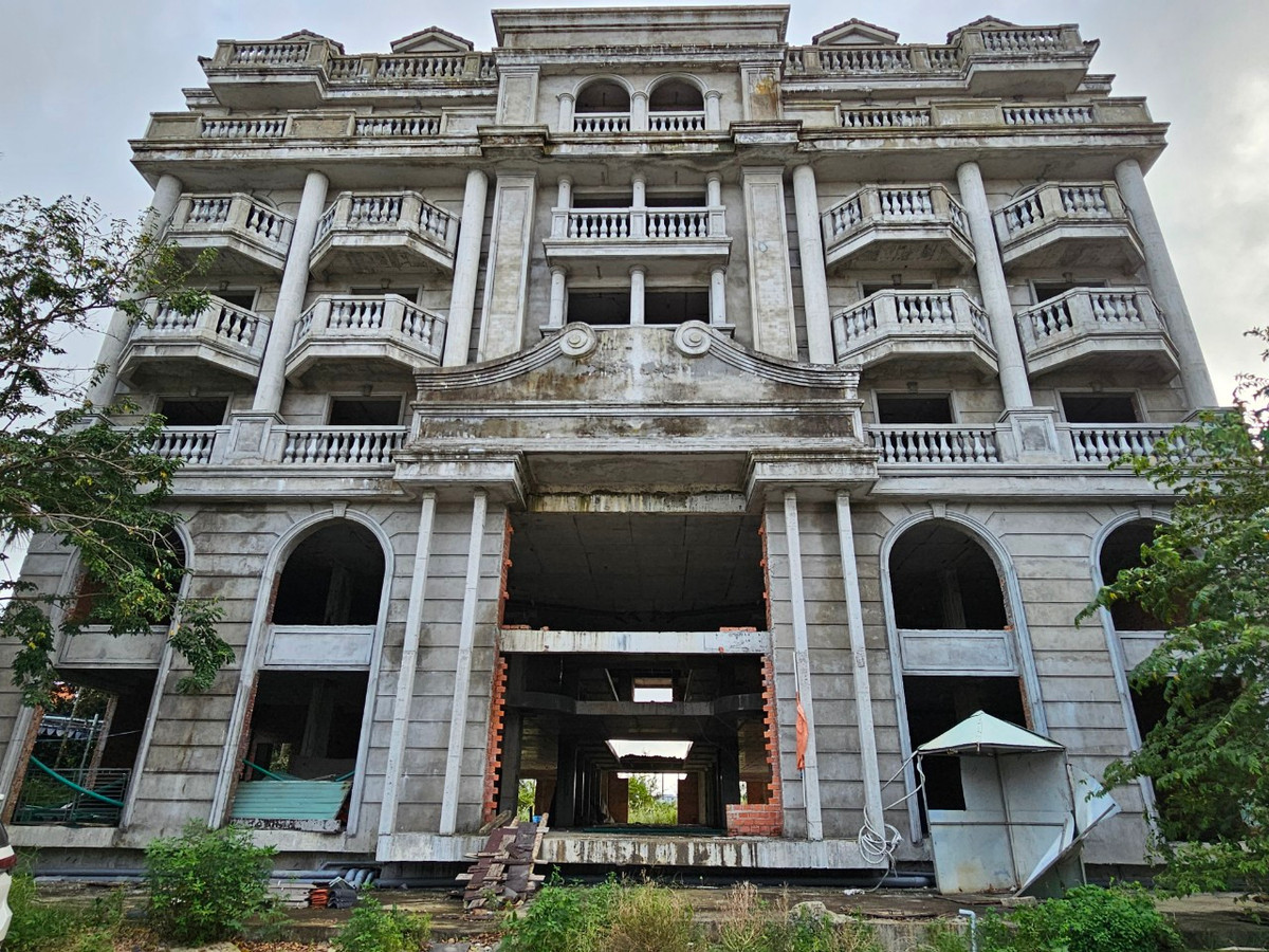 Tòa lâu đài bỏ hoang giữa lòng thành phố di sản khiến nhiều người xót xa.