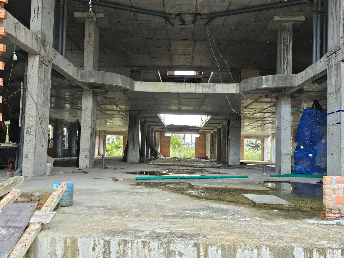 Các hạng mục thi công dang dở, đã bắt đầu xuống cấp theo thời gian.