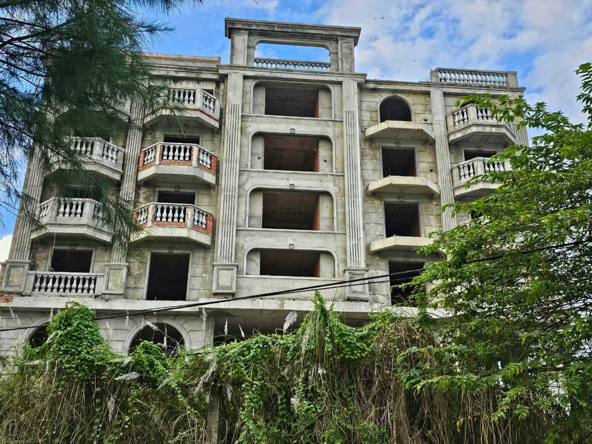 Can canh “lau dai” bo hoang giua long thanh pho di san