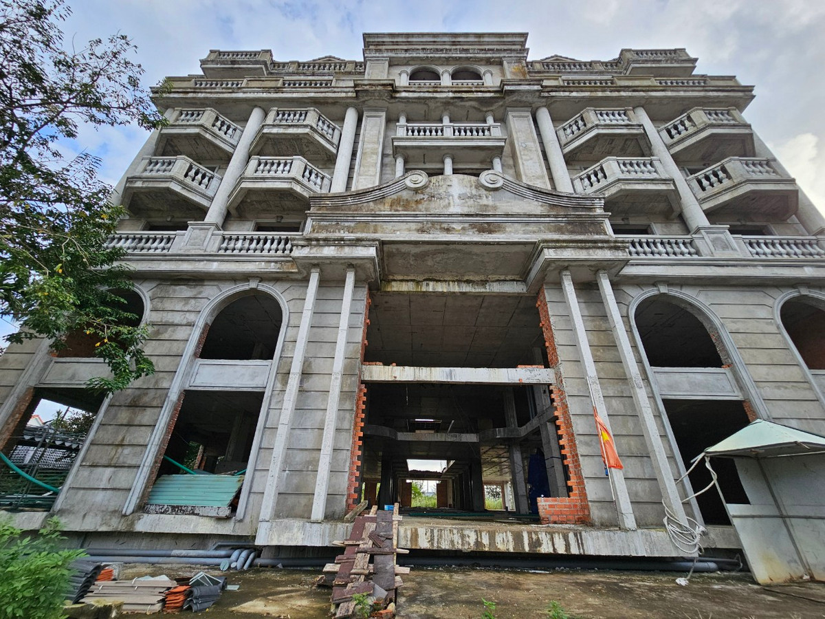 Người dân khu vực này cho biết, ban đầu công trình được thiết kế với mục đích kinh doanh khách sạn và được khởi công xây dựng từ trước dịch COVID-19.