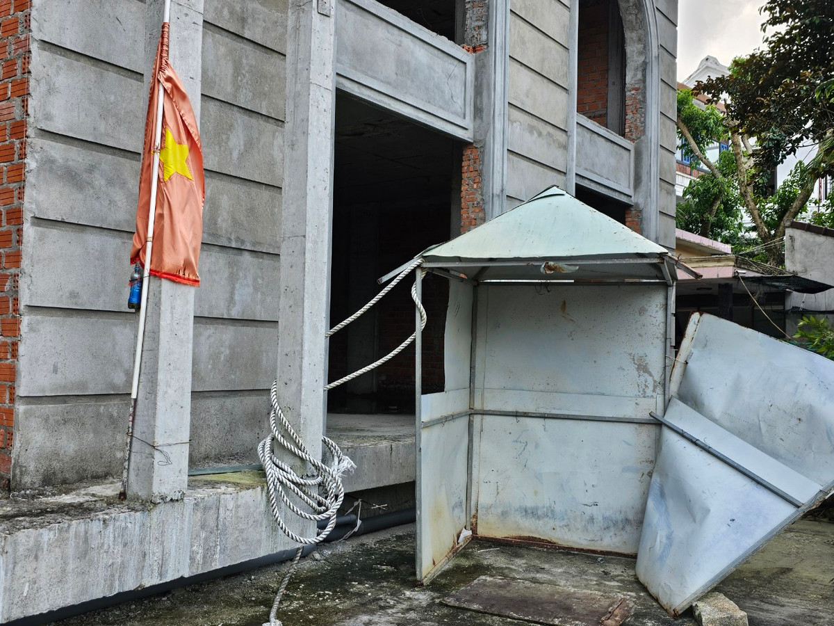 Hiện nơi này cũng không có người trông coi, đến chốt bảo vệ qua nhiều mùa mưa bão giỡ đã tơi tả.