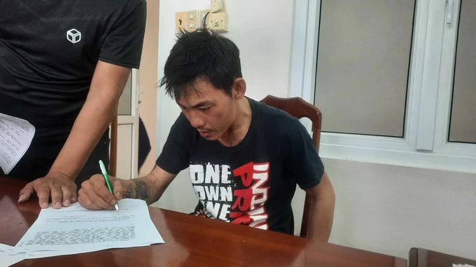 Nghi pham cuop cay xang bi bat sau khi giat tui xach o cho Tam Ky-Hinh-2