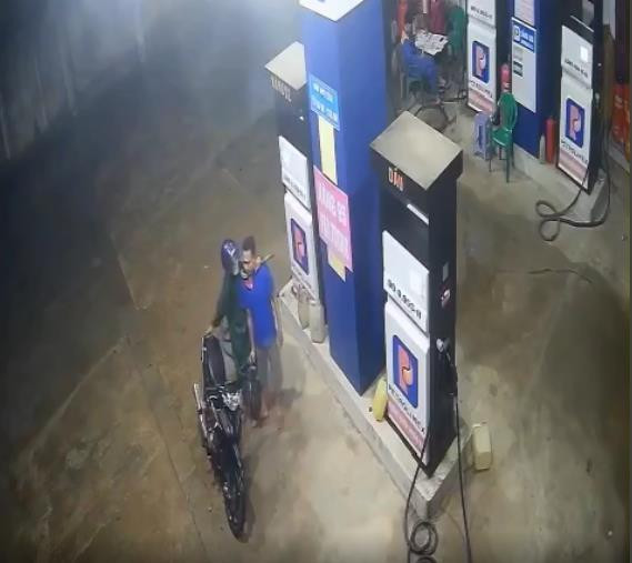 Nghi pham cuop cay xang bi bat sau khi giat tui xach o cho Tam Ky