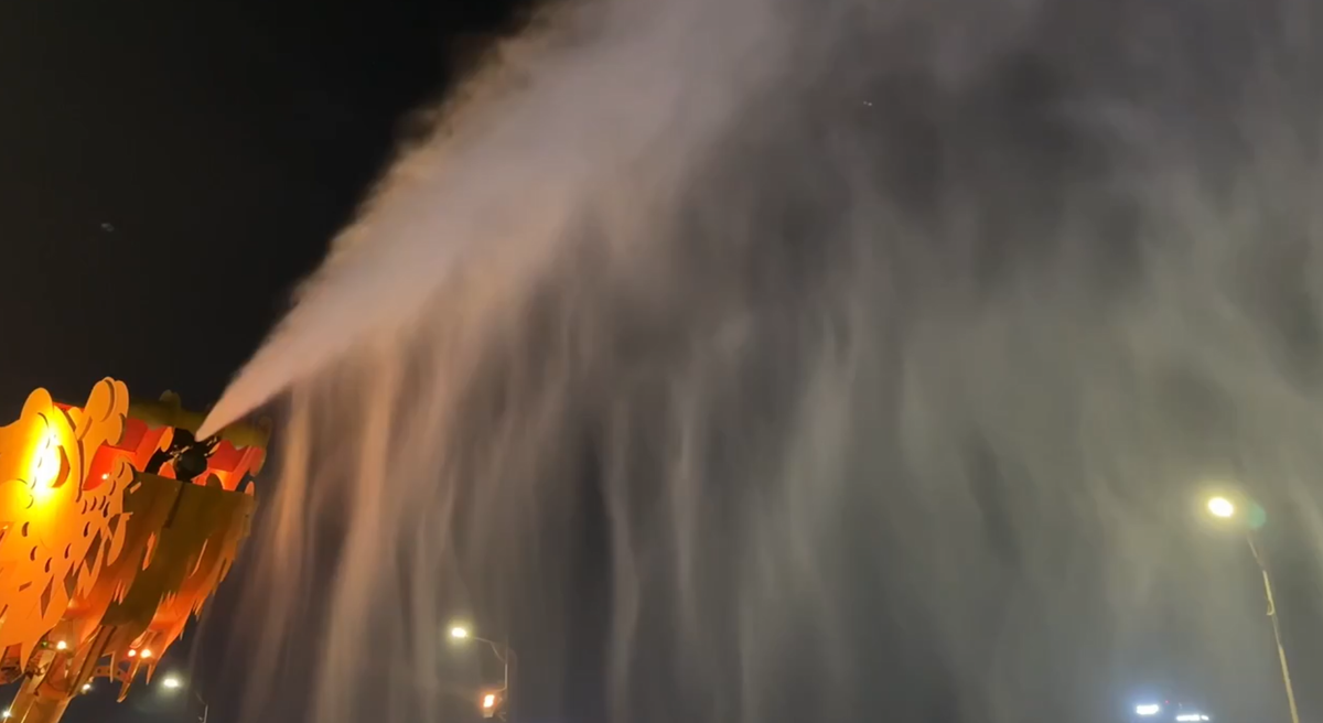 Cầu Rồng phun một lần đồng thời cả lửa và nước, phun lửa trước, phun nước sau. Cả 2 đợt phun lửa và phun nước diễn ra trong khoảng 15 phút.