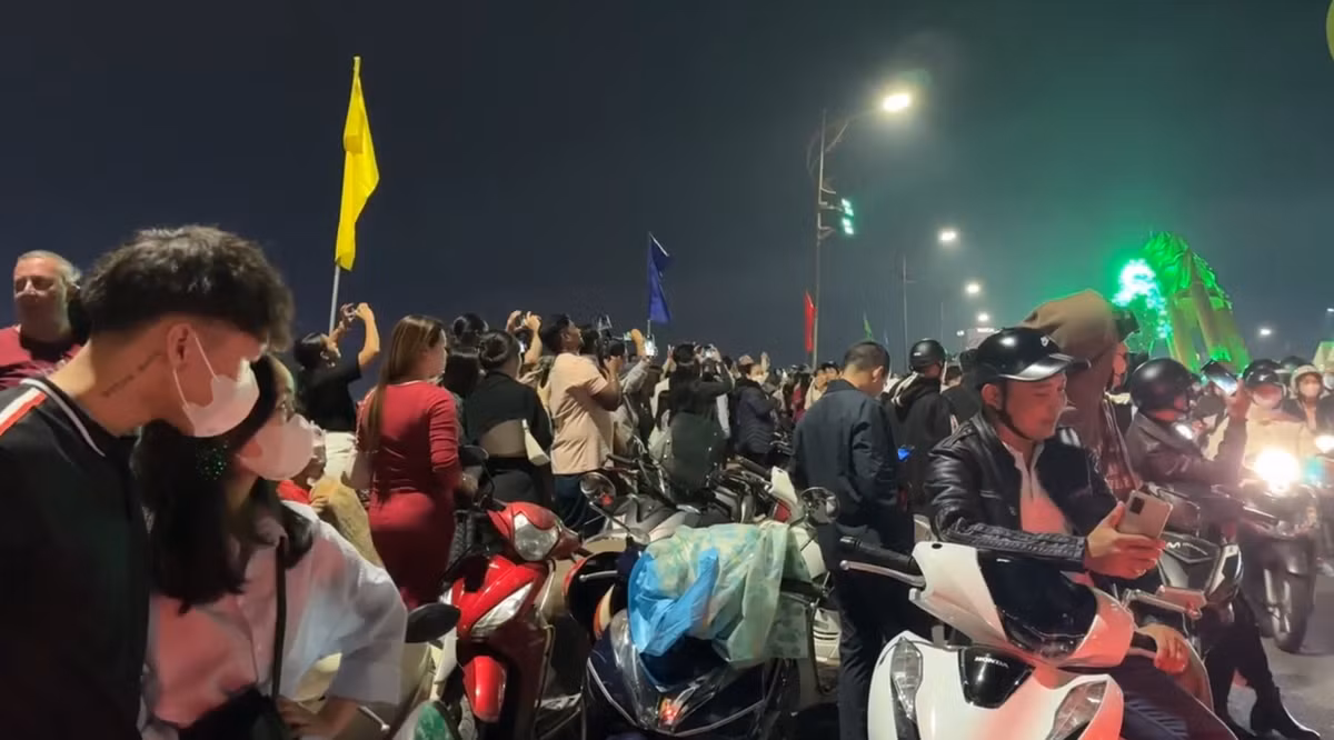 Từ 20h tối 31/12, hàng ngàn người dân Đà Nẵng và du khách đã đổ xô đến cầu Rồng để chờ xem cầu phun lửa, phun nước.