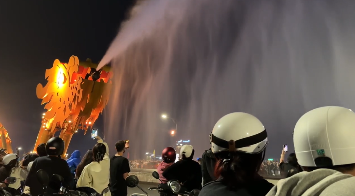 TP Đà Nẵng thường tổ chức hoạt động này vào 21h các ngày thứ 7, Chủ nhật hàng tuần và các ngày lễ lớn trong năm.