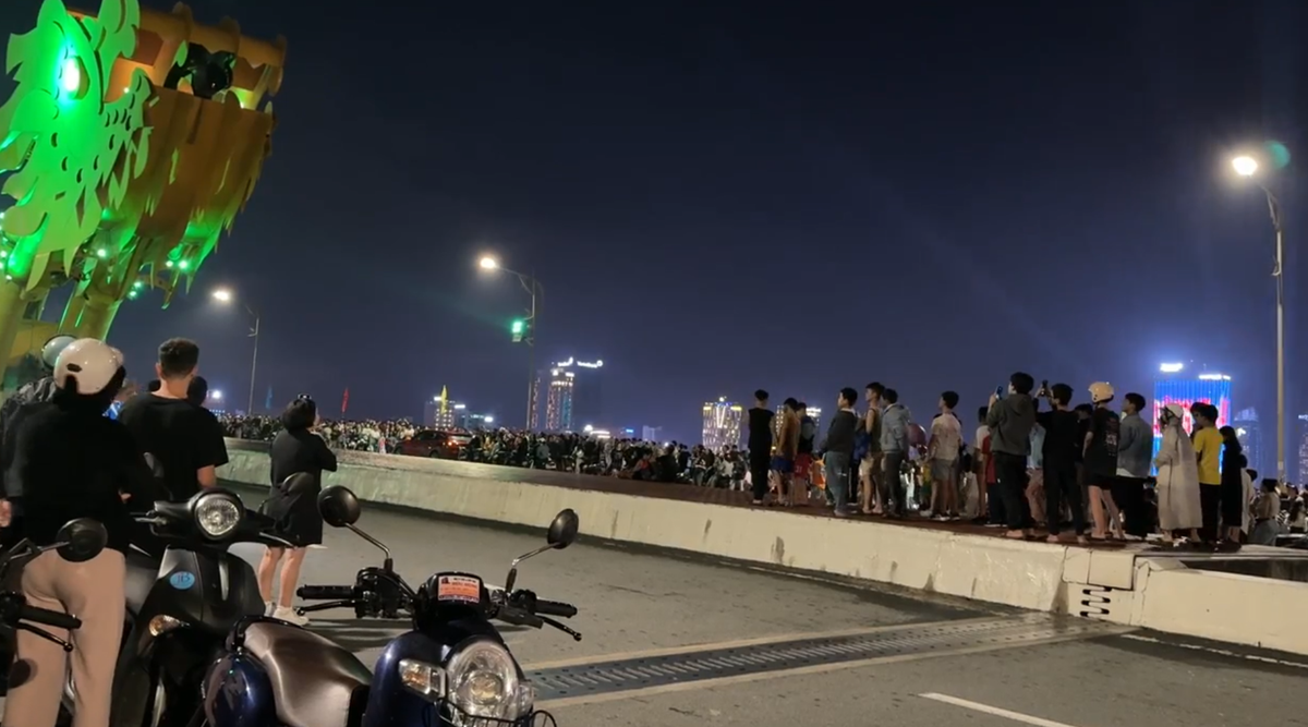 Dịp năm mới 2024, việc phun lửa, phun nước của cầu Rồng được tổ chức trong 3 ngày liên tục, thu hút đông đảo du khách đến chiêm ngưỡng.