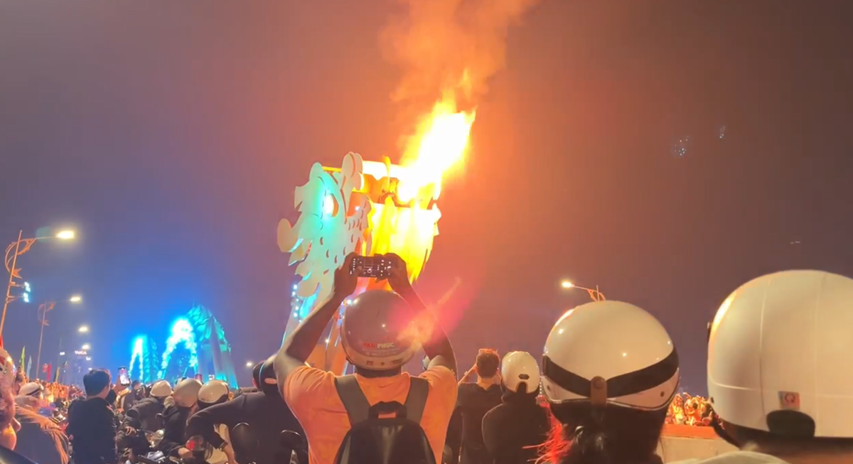 Rất đông du khách đã dùng điện thoại để quay lại các khoảnh khắc "phun mưa, thổi lửa" của cầu Rồng.