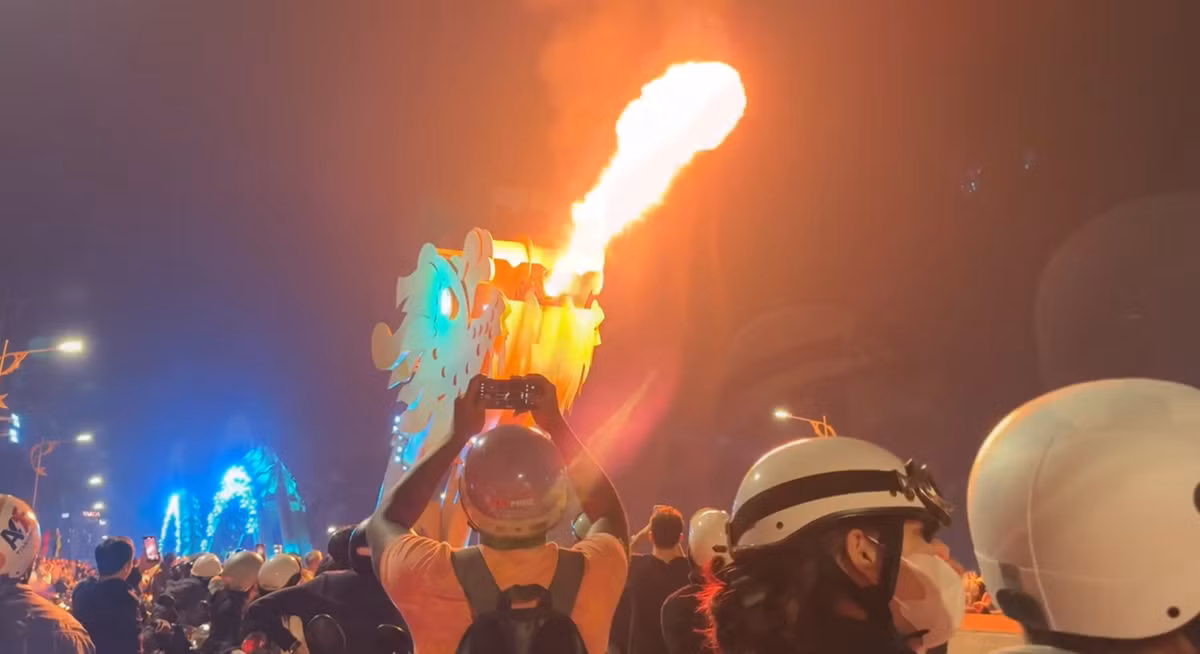 Da Nang: Du khach chen chan xem Rong phun lua don nam moi-Hinh-2