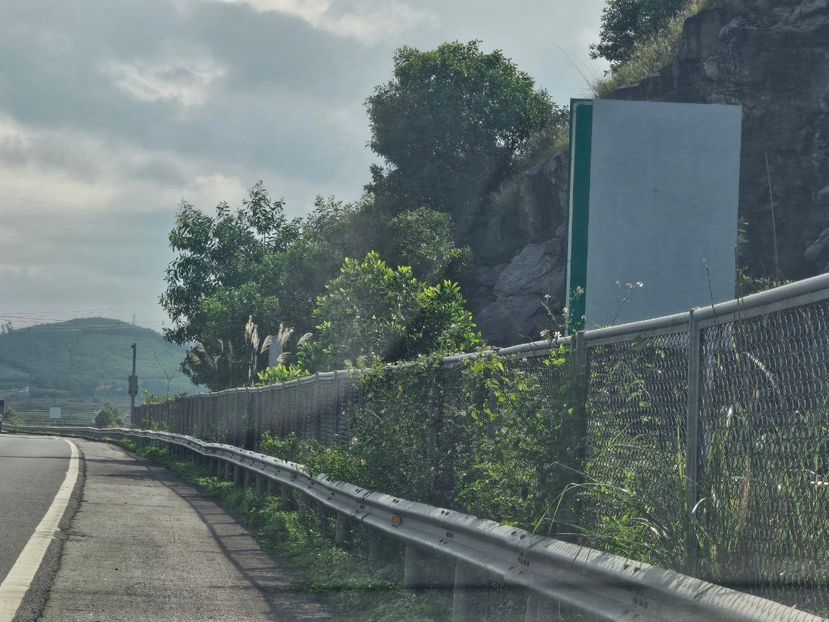 Ngoài ra, trên tuyến cao tốc này còn có công trình phụ trợ như: trung tâm điều hành giao thông, trung tâm vận hành và bảo trì, trạm dịch vụ, trạm dừng xe, trạm thu phí và hệ thống giao thông thông minh...