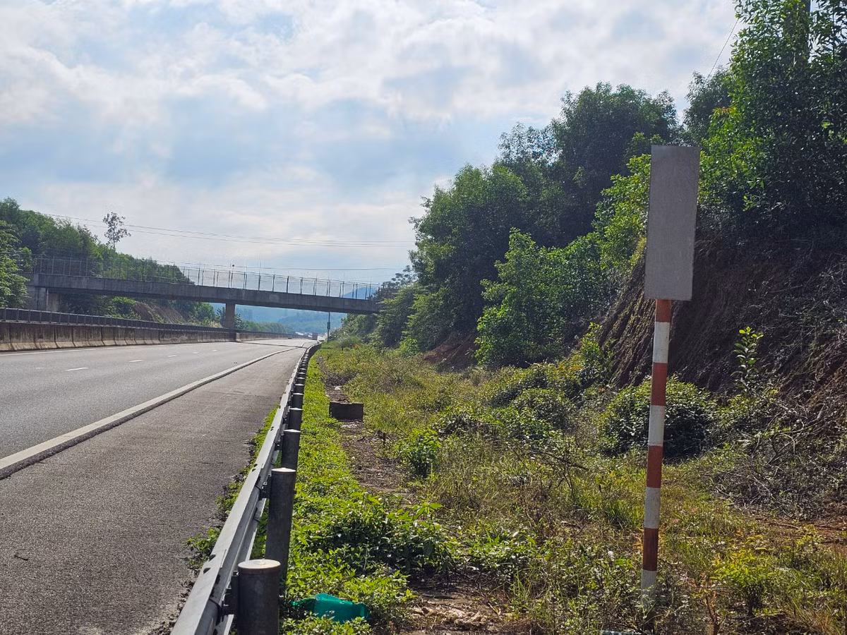 Cao tốc Đà Nẵng - Quảng Ngãi được thiết kế theo tiêu chuẩn đường cao tốc loại A, với vận tốc thiết kế 120 km/h. Quy mô mặt cắt ngang đường cao tốc giai đoạn I: bốn làn xe, hai làn dừng khẩn cấp, chiều rộng nền đường 26 m, mặt đường 24,5 m.