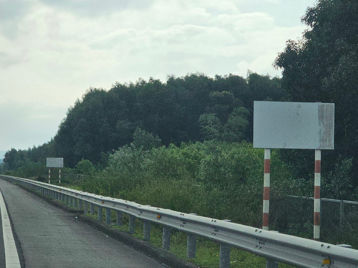 Hàng loạt biển báo chỉ dẫn "trống trơn" trên cao tốc, nhất là đoạn từ TP. Tam Kỳ đi TP. Quảng Ngãi.