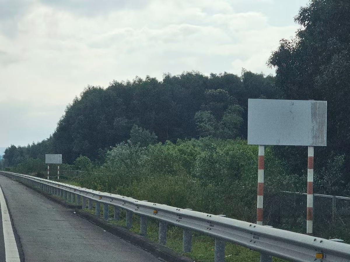 Hàng loạt biển báo chỉ dẫn "trống trơn" trên cao tốc, nhất là đoạn từ TP. Tam Kỳ đi TP. Quảng Ngãi.