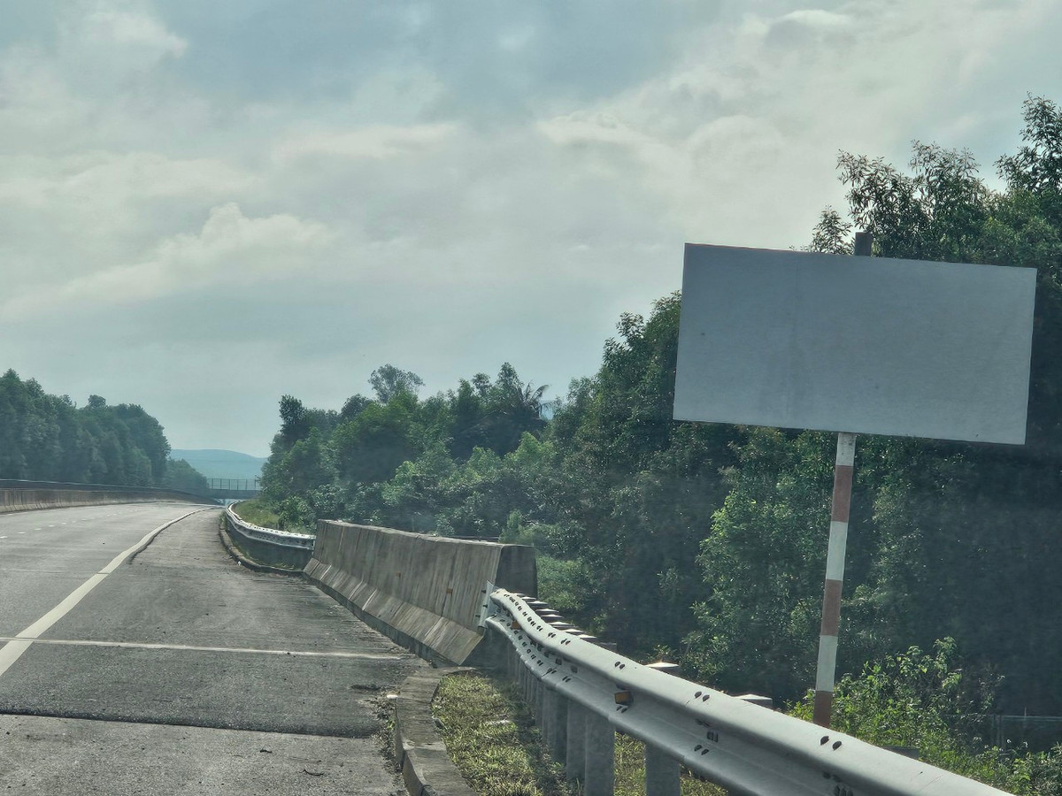 Dự án có 27 cầu lớn, 11 cầu trung, 64 cầu nhỏ với tổng chiều dài khoảng 8.966 m và một công trình hầm với chiều dài 540m. Theo thiết kế ban đầu, dự án có 9 nút giao liên thông và 5 nút giao cùng mức trên tuyến nối, 106 cống chui dân sinh, hệ thống thoát nước…