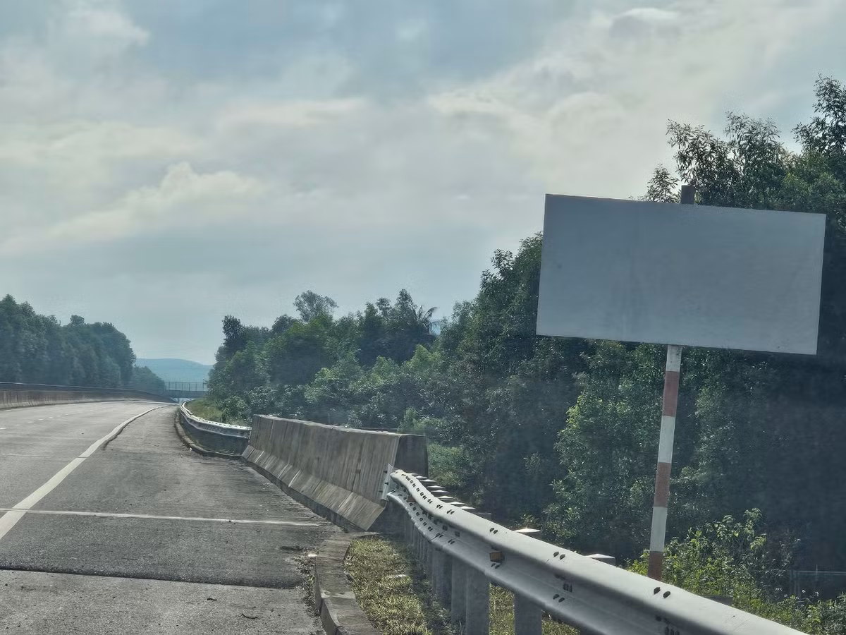 Dự án có 27 cầu lớn, 11 cầu trung, 64 cầu nhỏ với tổng chiều dài khoảng 8.966 m và một công trình hầm với chiều dài 540m. Theo thiết kế ban đầu, dự án có 9 nút giao liên thông và 5 nút giao cùng mức trên tuyến nối, 106 cống chui dân sinh, hệ thống thoát nước…