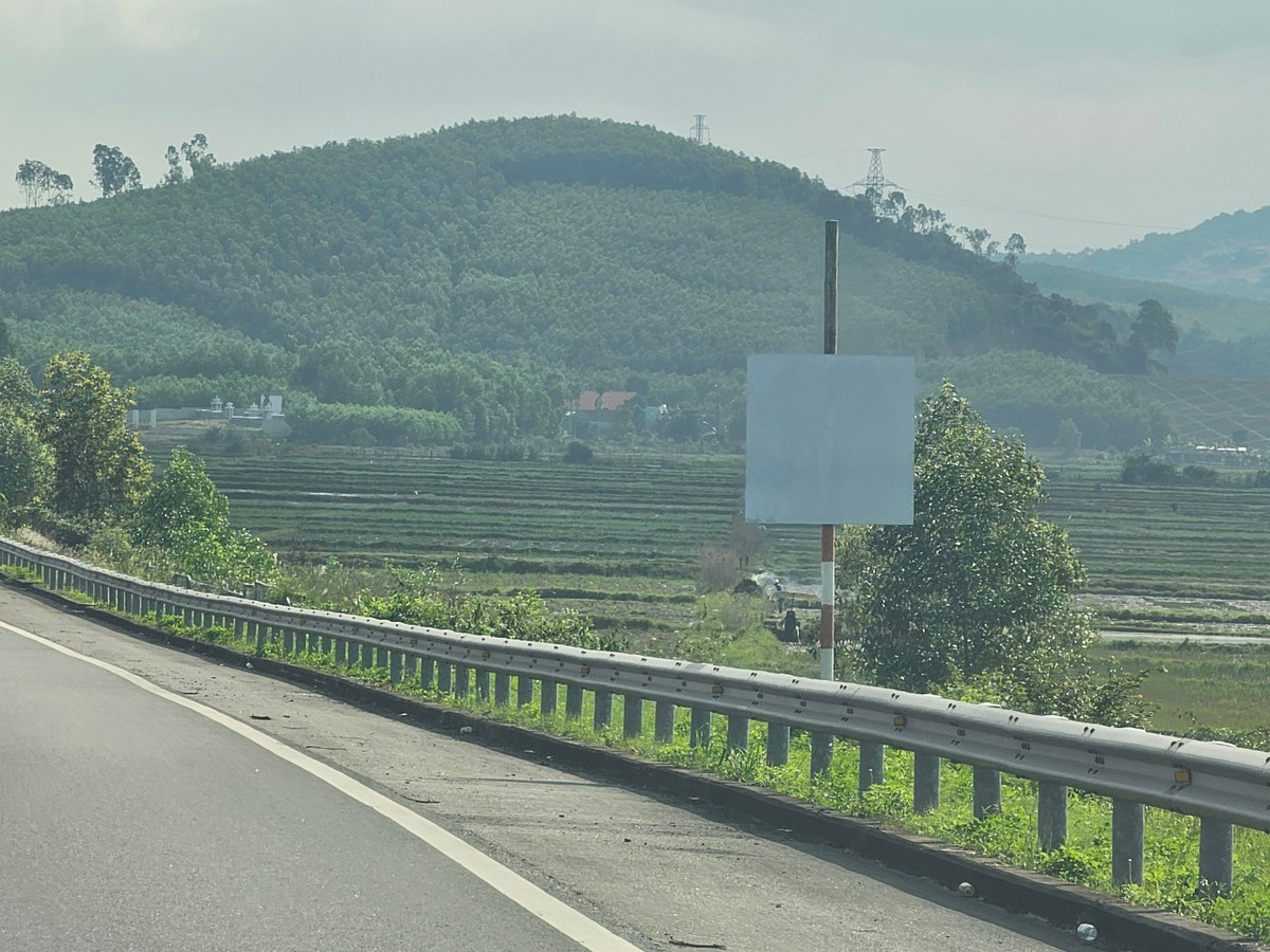 Thế nhưng, các biển báo chỉ dẫn "trắng thông tin" gây khó cho người tham gia giao thông trên tuyến cao tốc này.