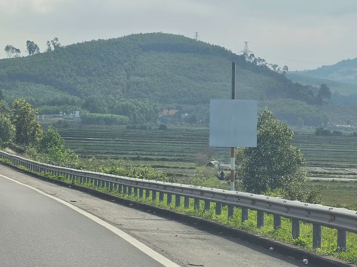Thế nhưng, các biển báo chỉ dẫn "trắng thông tin" gây khó cho người tham gia giao thông trên tuyến cao tốc này.