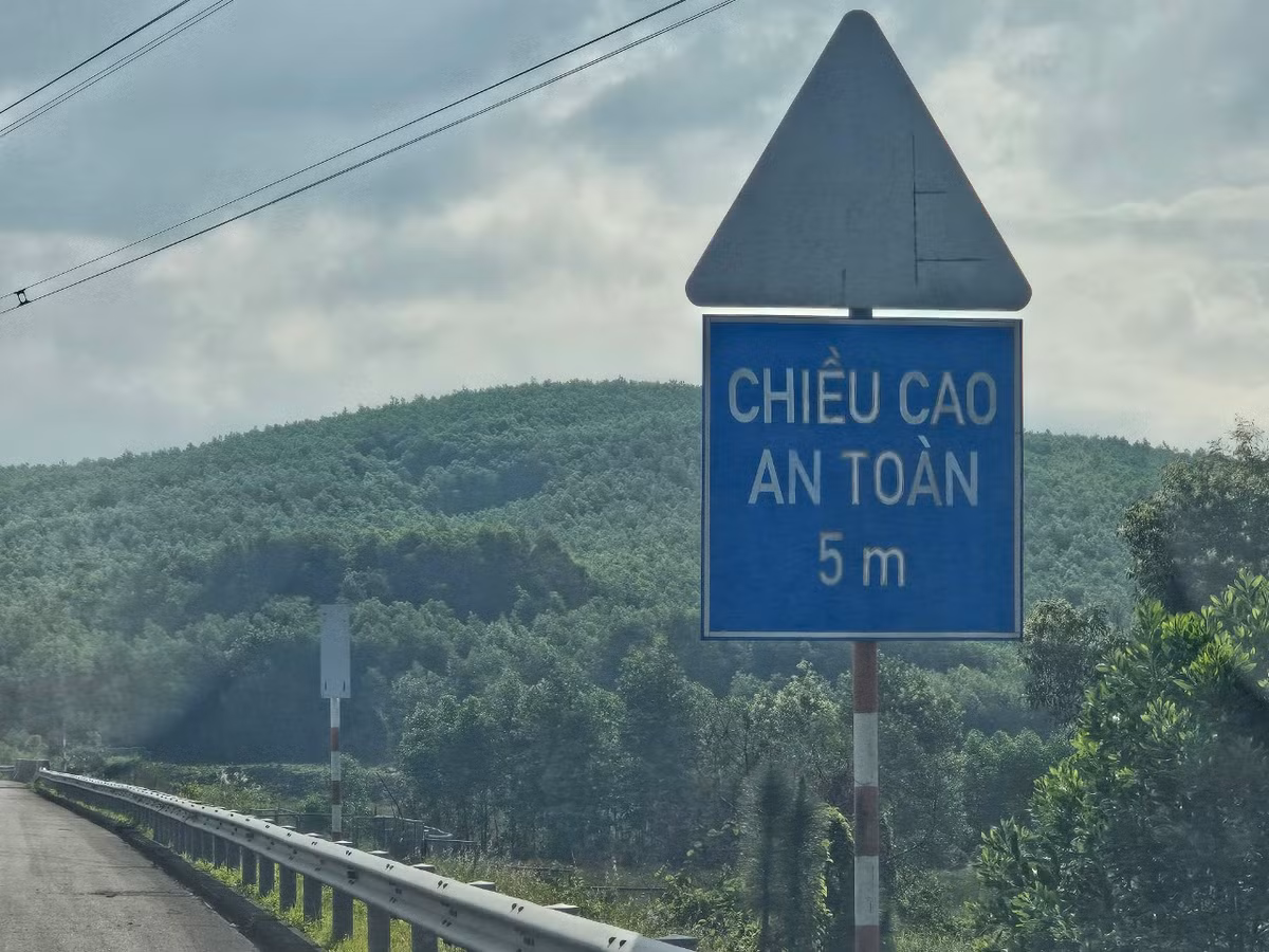 Biển báo trên đường cao tốc thường chỉ dẫn những hướng đi, điểm đến và quy định an toàn để quá trình di chuyển của phương tiện trên cao tốc được thuận lợi nhất. Người điều khiển phương tiện trên đường cao tốc cần tuân thủ quy định, chỉ dẫn theo biển báo. Nếu lái xe vi phạm sẽ bị xử phạt khá nặng.